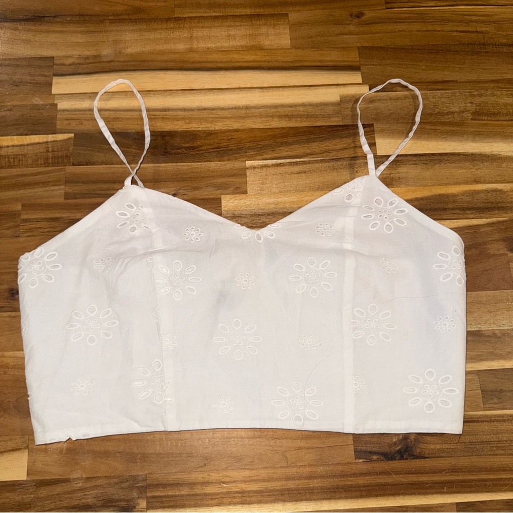 Universal Thread White Embroidered Beachy Vacatsion Cropped Too Size Medium